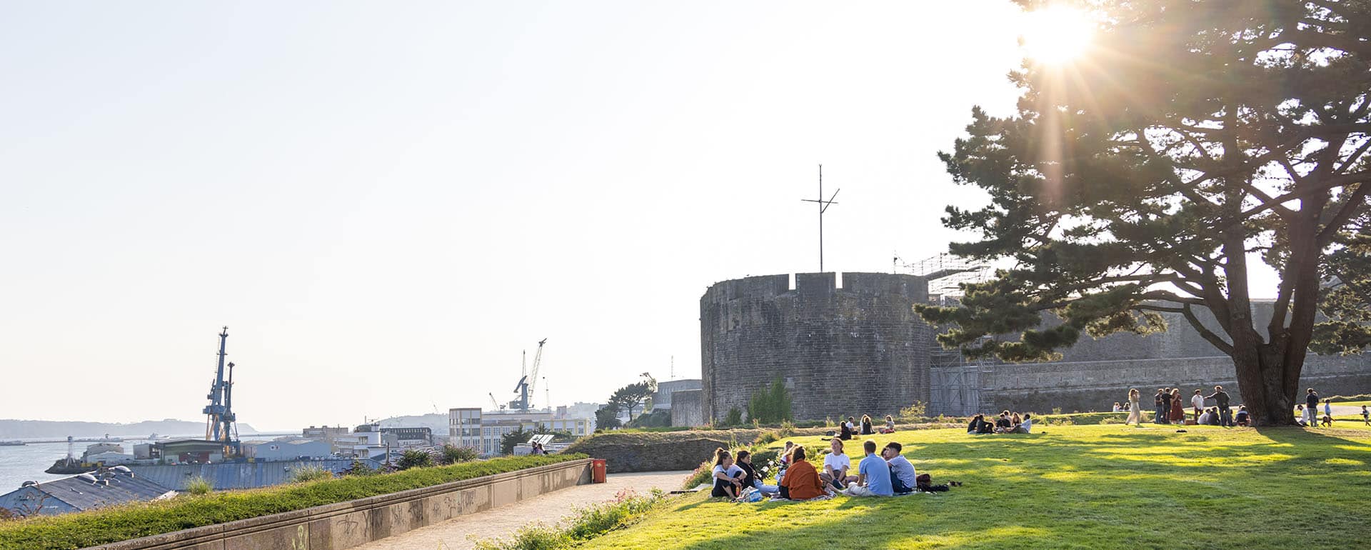 Pique-niquer en ayant une vue sur le château et la rade de Brest - Musée National de la Marine