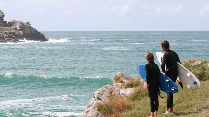 Surfer dans les meilleurs spots de surf à Brest