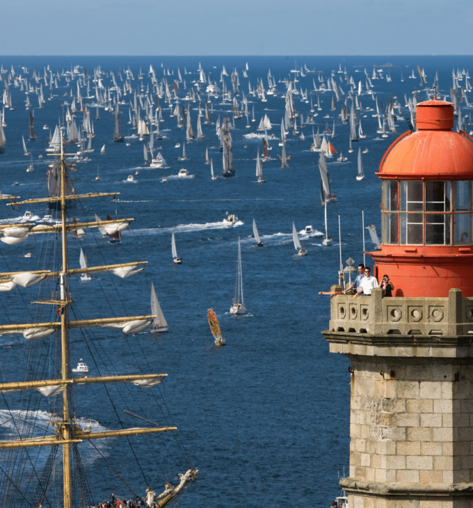 La grande parade entre Brest et Douarnenez, le jeudi 17 juillet. Le phare du Portzic.